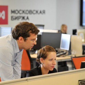 Курс евро упал до трехмесячного минимума