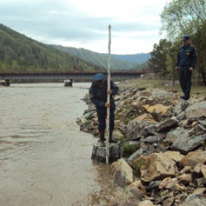 В Хакасии восстанавливают размытую дамбу и дороги