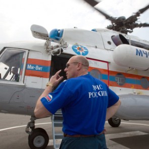 Спасатели всю ночь будут работать на месте крушения вертолета в Мурманской области