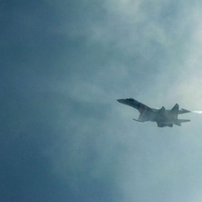 Российский истребитель подлетел на 30 метров к американскому самолету