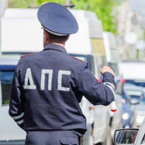 Находившийся под наркотиками водитель покусал подмосковных гаишников