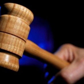 Житель Черногорска осужден за убийство недовольной громкой музыкой соседки