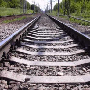 В Абакане мужчина зашел под двигавшийся мимо поезд