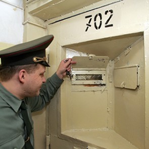 Убившего девушку монтажной пеной педофила нашли повешенным в СИЗО