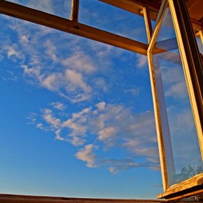 В Абакане женщина прыгнула с балкона 4 этажа и выжила