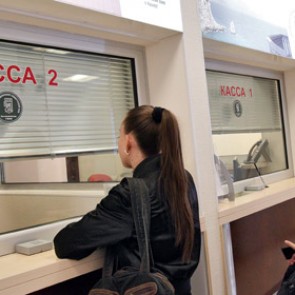 Доллар упал ниже 34 рублей впервые с января