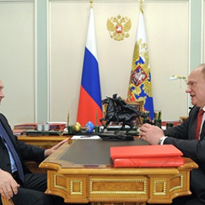 Путин подарил Зюганову на 70-летие фигурку Чапаева