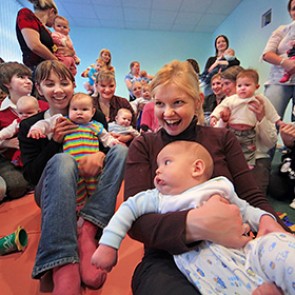 В 66 регионах России сохранят выплаты за третьего ребенка