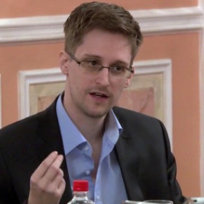 Сноуден попросил продлить срок временного убежища в России