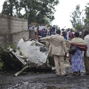 В Кении грузовой самолет упал на здание