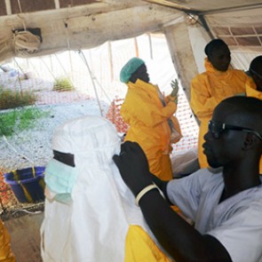 Роспотребнадзор призвал к осторожности в Африке из-за лихорадки Эбола