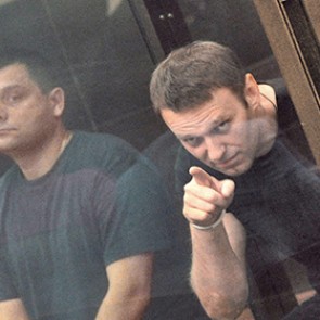 Навальному продлили испытательный срок