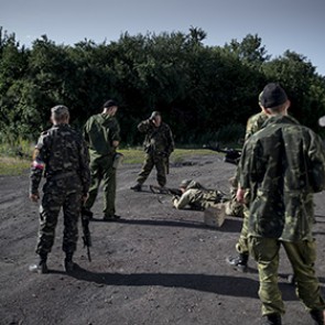 Два человека подорвались на мине возле луганского аэропорта