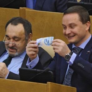 Депутат Госдумы усмотрел порнографию в 100-рублевой купюре