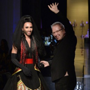 Кончита Вурст примерила платье невесты на неделе моды в Париже