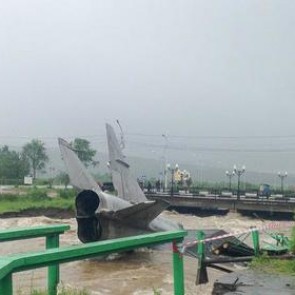 В Магадане два самолета смыло в реку