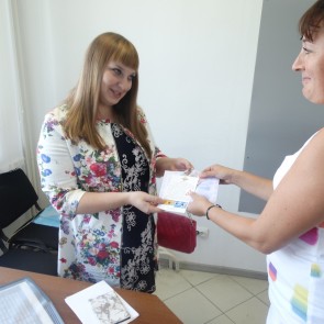 Молодым водителям в Ачинске вручили "Памятки о взаимодействии с инспектором ДПС"