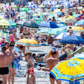 В туристку бросили камень за отказ встать при исполнении российского гимна