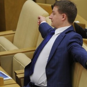 Спасти российский интернет депутат предложил раздачей флешек