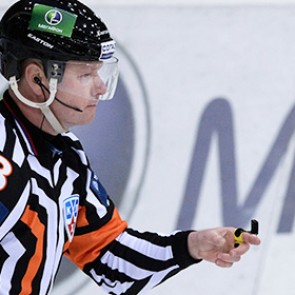 Судье сломали нос в матче КХЛ