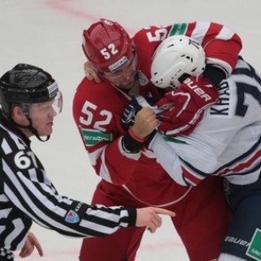 Матч КХЛ запомнился побоищем