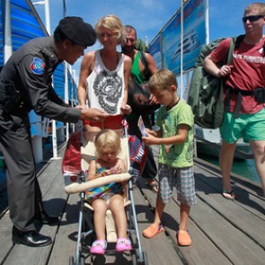 На туристов в Таиланде наденут идентификационные браслеты