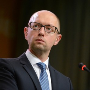 Яценюк предложил ввести визы для россиян