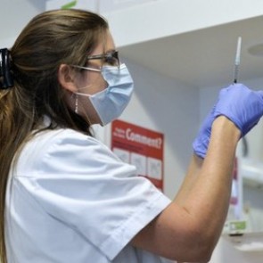 Вакцина против Эболы станет доступна не раньше 2015 года