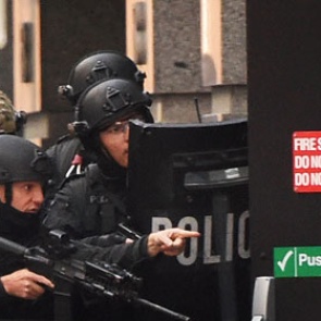 Журналисты насчитали 15 заложников в захваченном австралийском кафе