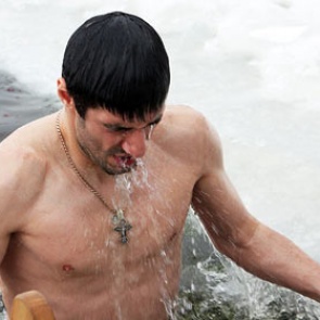 Футболисты «Урала» начали тренировку с крещенских купаний