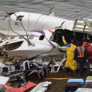 До 32 выросло количество жертв аварии самолета на Тайване