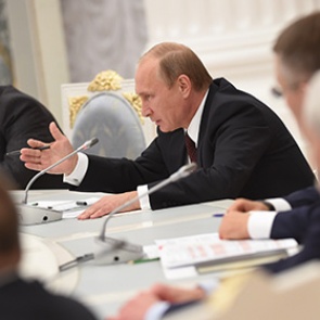 Путин урежет зарплаты сотрудникам своей администрации