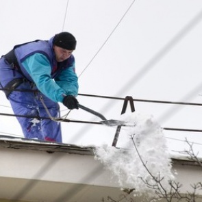 Ледяная глыба упала на москвичку с коляской