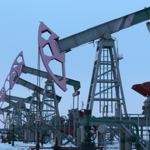 Цена на нефть опустилась ниже 58 долларов за баррель