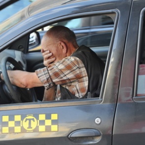 Госдуму попросили запретить курение за рулем