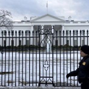 Два пьяных охранника Обамы въехали в забор Белого дома