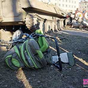 В Донецкой области бронемашина сбила женщину с детьми