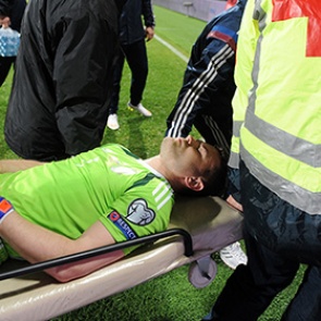 Бросившего файер в Акинфеева черногорца осудили на 3,5 месяца