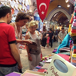 Траты россиян за рубежом в 2015 году снизились почти на треть