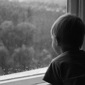 В столице Тувы ребенок выжил после падения с пятого этажа