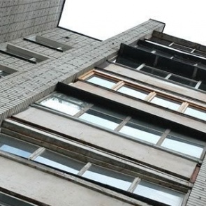 В столице Хакасии пенсионер погиб, прыгнув с балкона