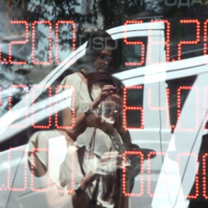 Курс доллара упал ниже 57 рублей