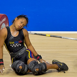 Венесуэльская тяжелоатлетка упала в обморок со штангой над головой