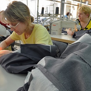 В России почти на четверть упало производство штанов