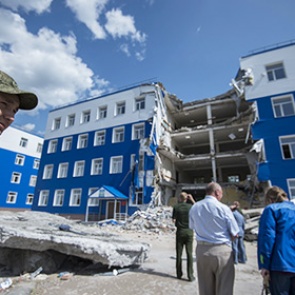 По 400 тысяч рублей получат семьи погибших при обрушении казармы под Омском