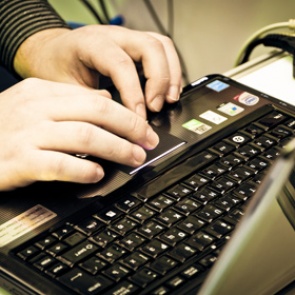 Путин поручил ужесточить наказание за публикацию в сети информации о наркотиках