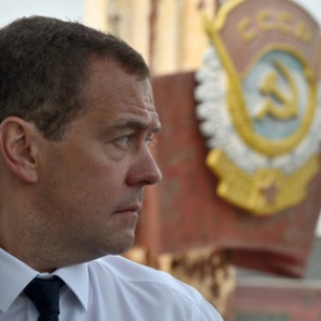 Медведев допустил сохранение санкций на десятилетия