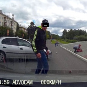 В Свердловской области автомобиль сбил отца с тремя детьми