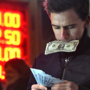 Курс доллара превысил 60 рублей впервые за четыре месяца