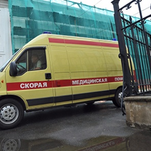 В Петербурге на беременную женщину упала бетонная плита